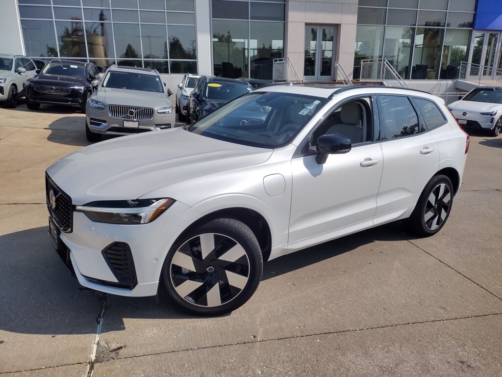 2025 Volvo XC60 Hybrid T8 Plus photo 2