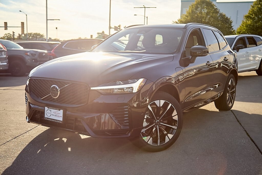 2026 Volvo XC60 T8 Plus photo 2
