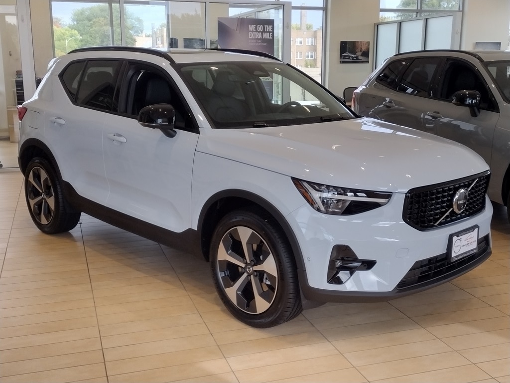 2026 Volvo XC40 Plus photo 4