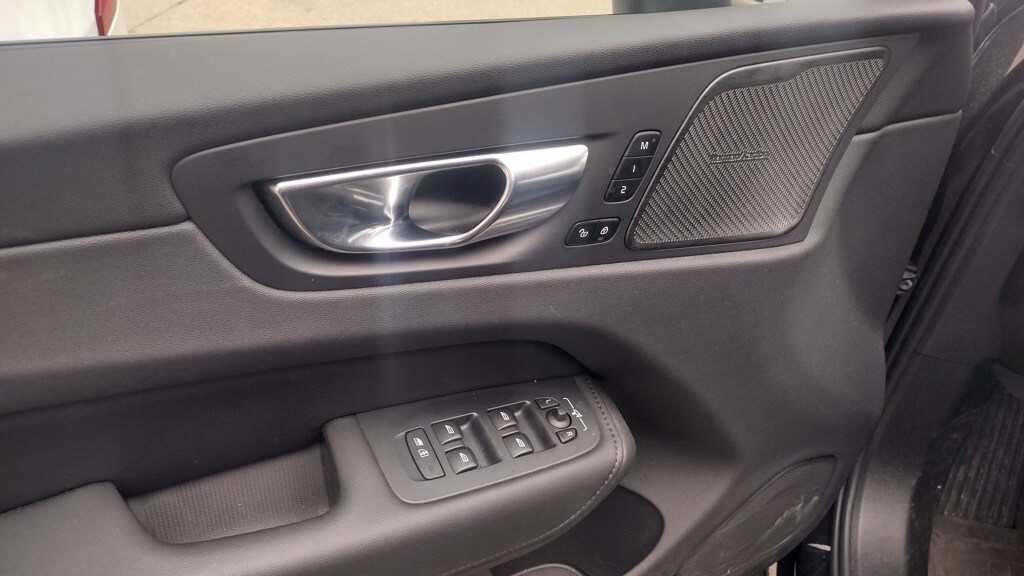 2025 Volvo XC60 B5 Plus photo 4