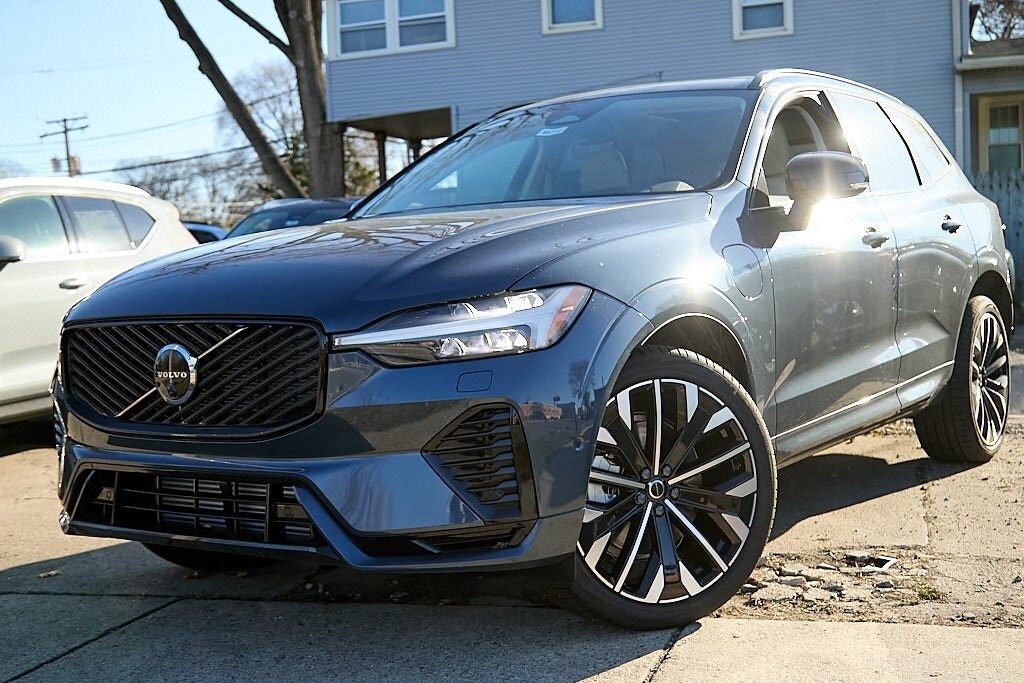 2026 Volvo XC60 Hybrid T8 photo 2