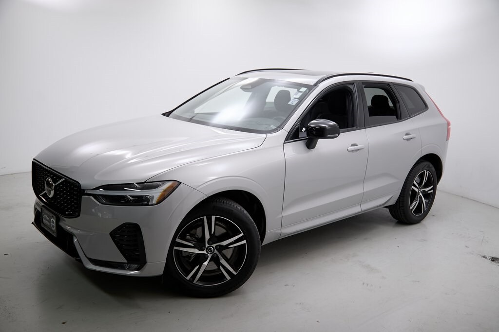 2022 Volvo XC60 R-Design photo 3