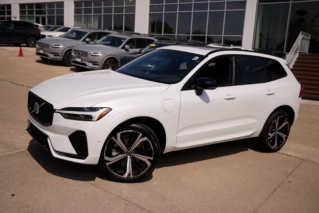 2025 Volvo XC60 Hybrid T8 photo 3