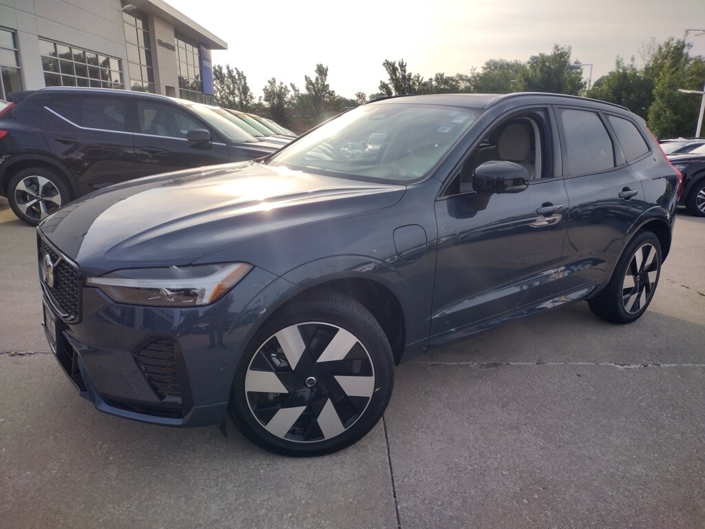 2025 Volvo XC60 Hybrid T8 Plus photo 2