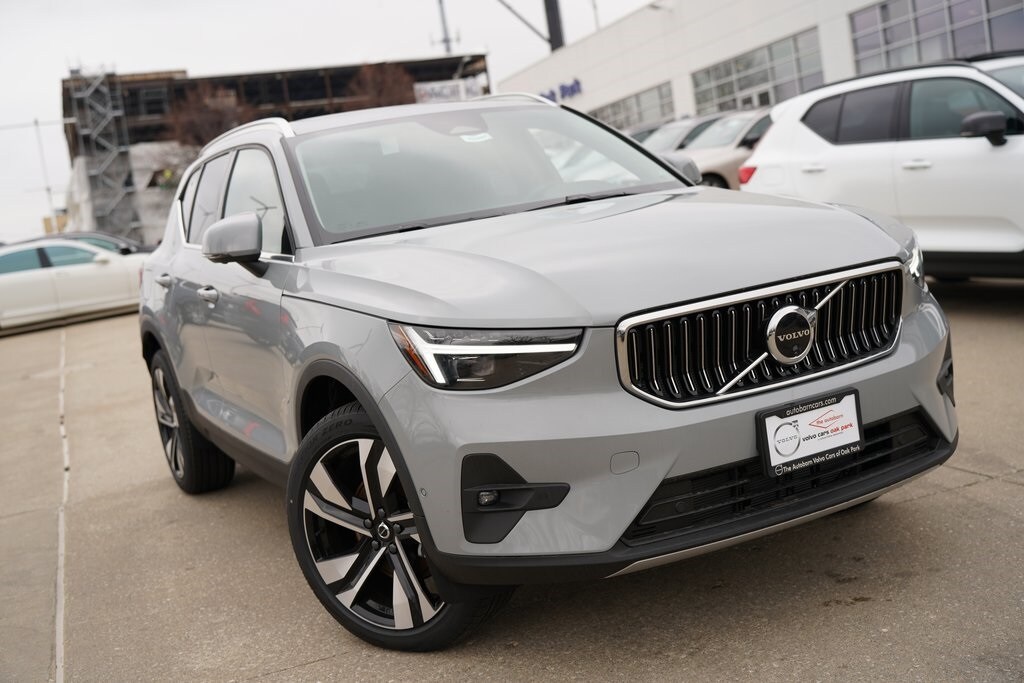 2025 Volvo XC40 Plus photo 2