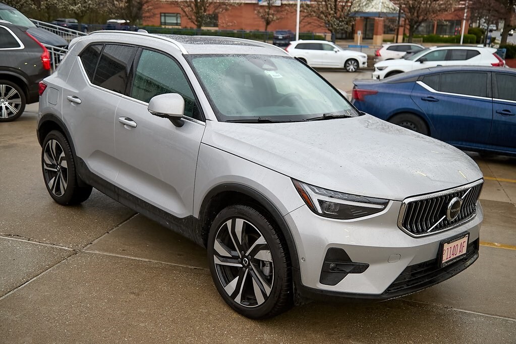 2025 Volvo XC40 Plus photo 4