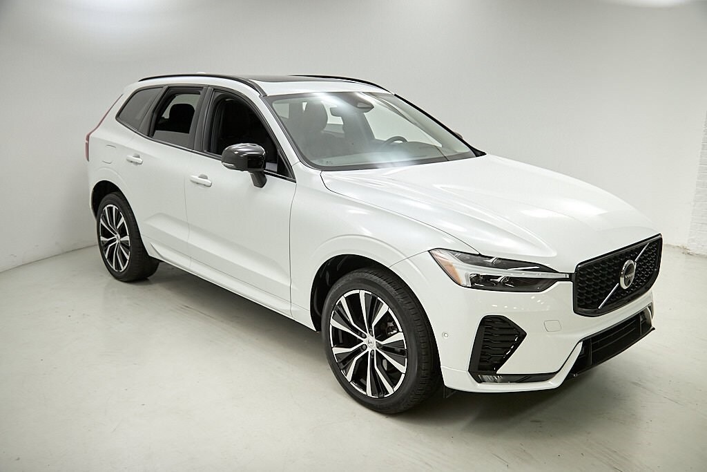 2023 Volvo XC60 B5 Plus photo 3