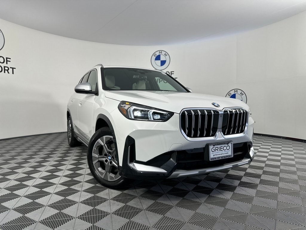 Tour the 2023 X1 xDrive28i in Space Silver