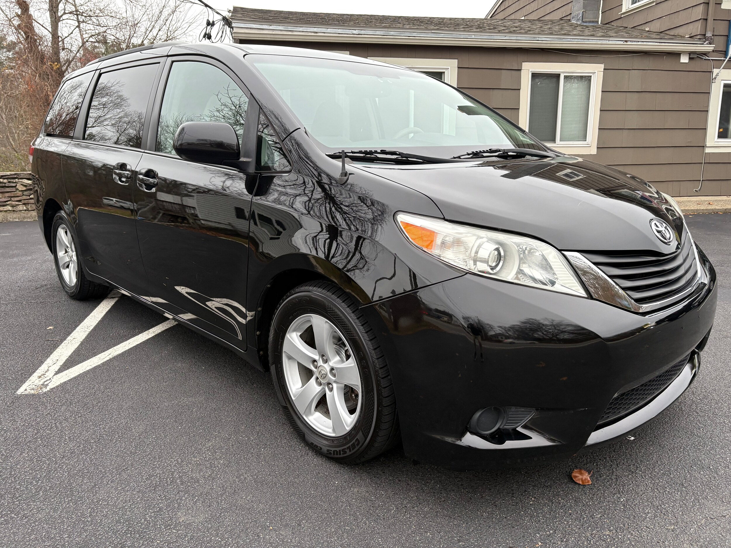 2013 Toyota Sienna LE photo 2