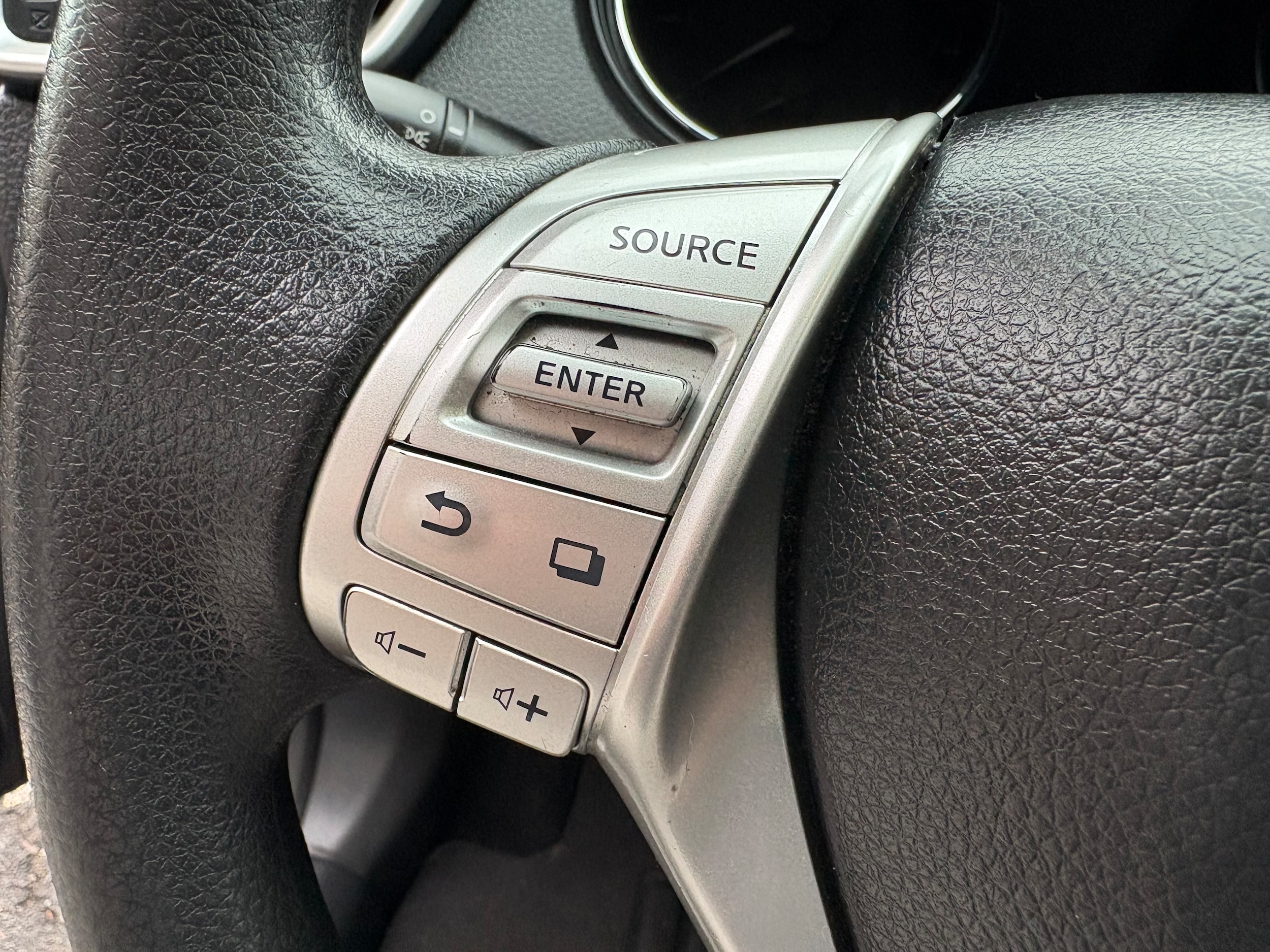 2015 Nissan Rogue SV - Photo 30