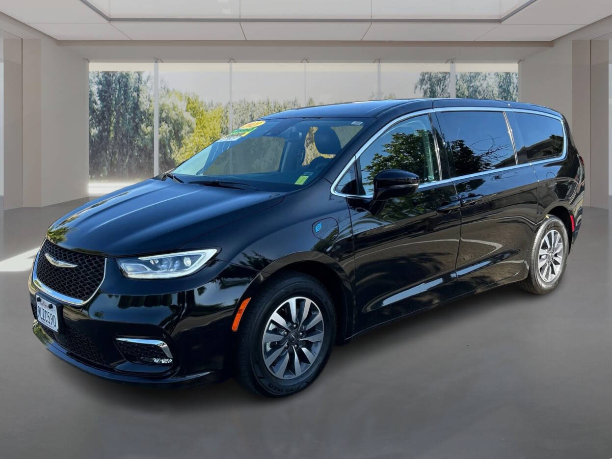 2024 Chrysler Pacifica Hybrid Select PHEV's photo