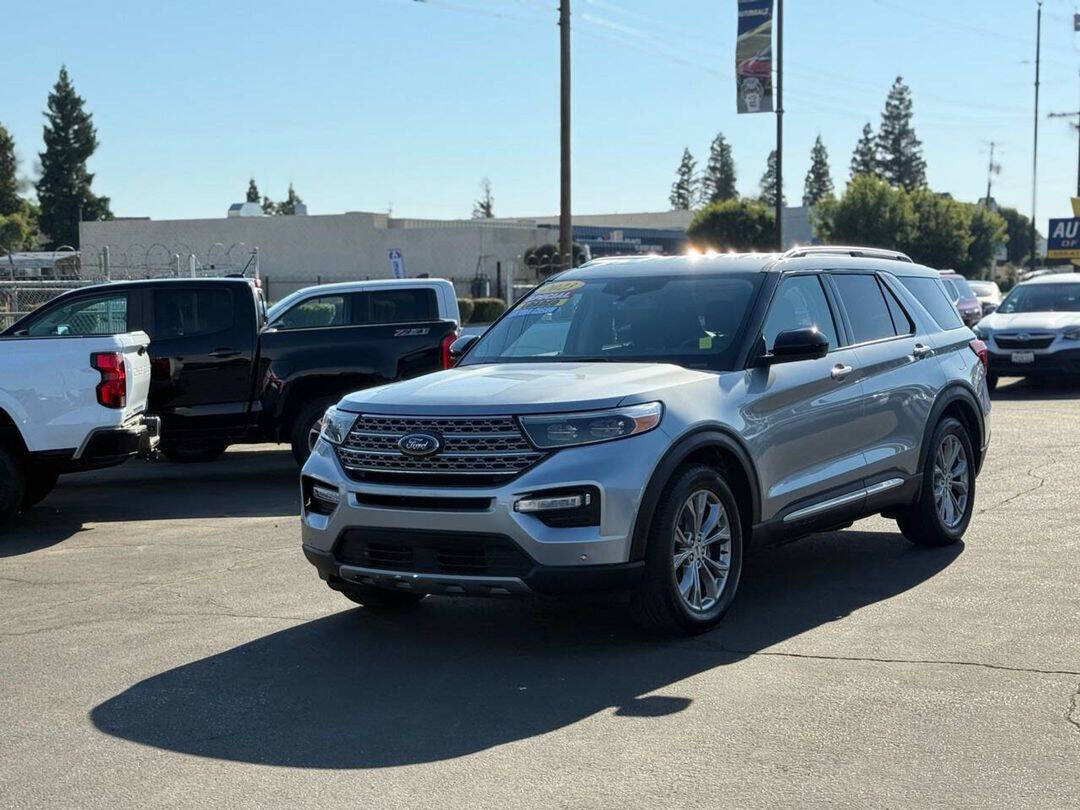 2023 Ford Explorer Limited's photo
