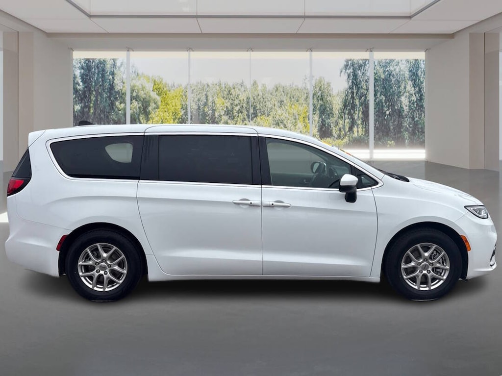 Used 2023 Chrysler Pacifica Touring L 4dr Mini Van Minivan