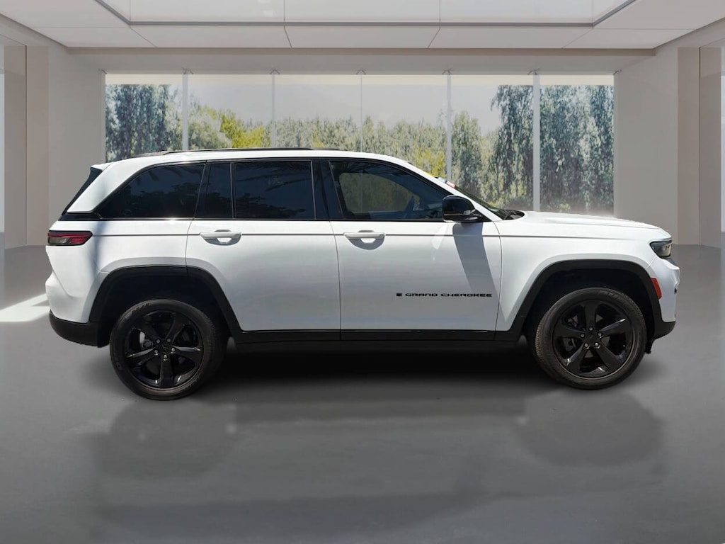 Used 2023 Jeep Grand Cherokee Altitude Sport Utility 4D SUV