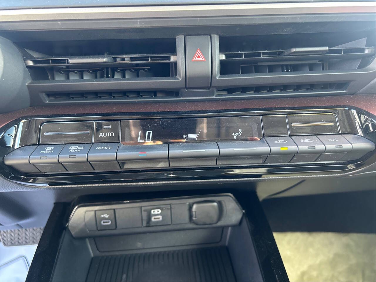 2024 Toyota Prius Prime SE - Photo 16