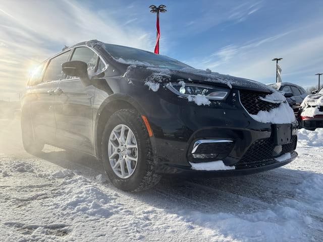 2023 Chrysler Pacifica Touring L's photo