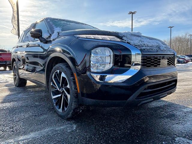 2022 Mitsubishi Outlander ES's photo