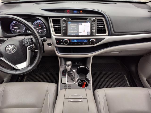 2017 Toyota Highlander photo 16 of 28
