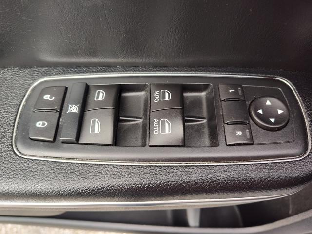 2017 Chrysler 300 photo 23 of 27