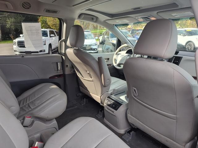 2014 Toyota Sienna photo 18 of 28