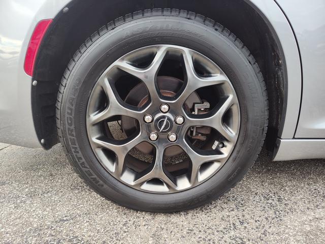 2017 Chrysler 300 photo 9 of 27