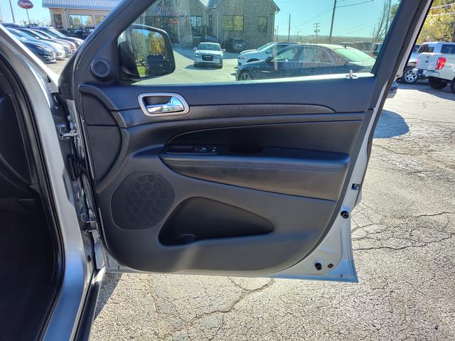 2016 Jeep Grand Cherokee photo 19 of 27