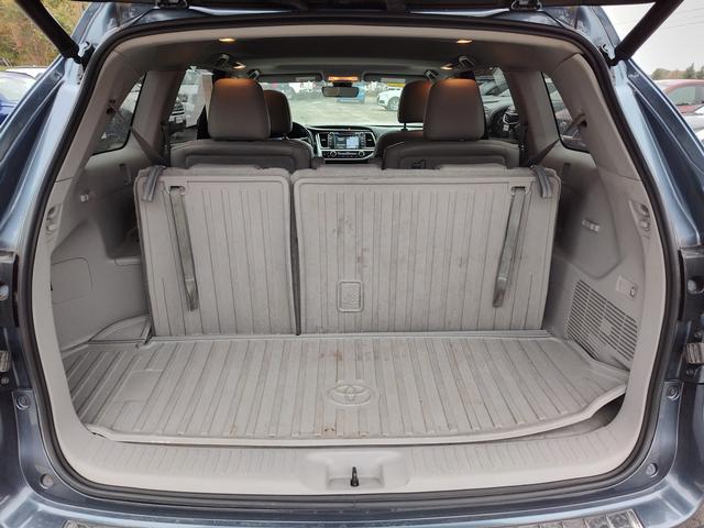 2017 Toyota Highlander photo 9 of 28