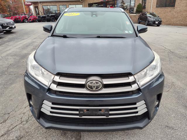 2017 Toyota Highlander photo 2 of 28