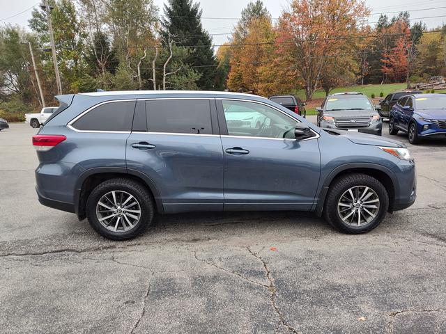 2017 Toyota Highlander photo 8 of 28