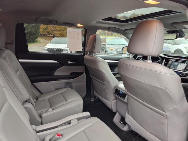 2017 Toyota Highlander photo 18 of 28