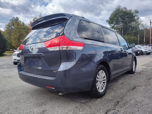 2014 Toyota Sienna photo 7 of 28