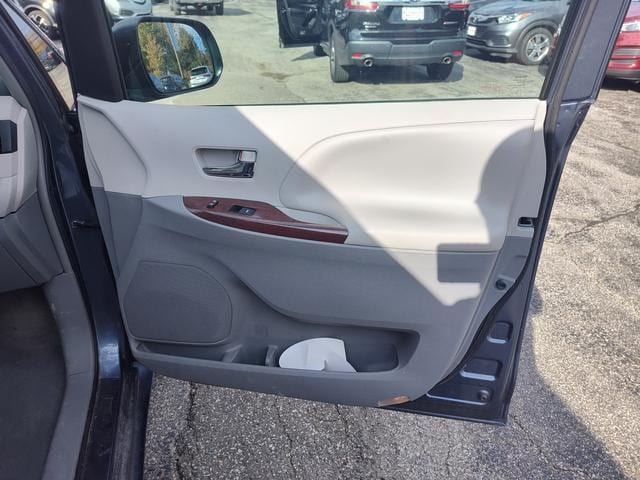 2014 Toyota Sienna photo 20 of 28