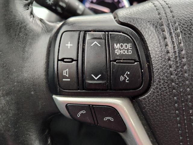 2017 Toyota Highlander photo 22 of 28
