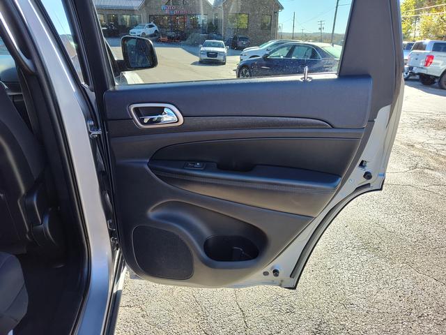 2016 Jeep Grand Cherokee photo 17 of 27
