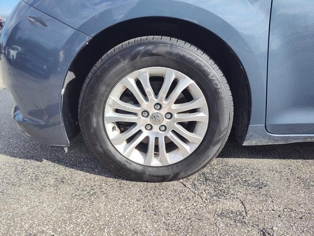 2014 Toyota Sienna photo 11 of 28