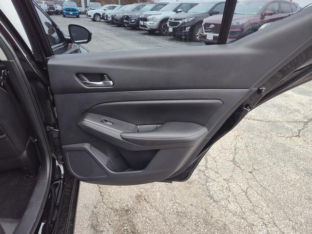 2019 Nissan Altima photo 17 of 28