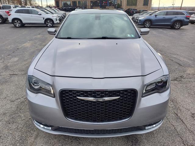 2017 Chrysler 300 photo 2 of 27