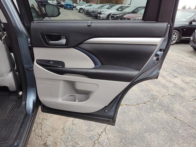 2017 Toyota Highlander photo 19 of 28