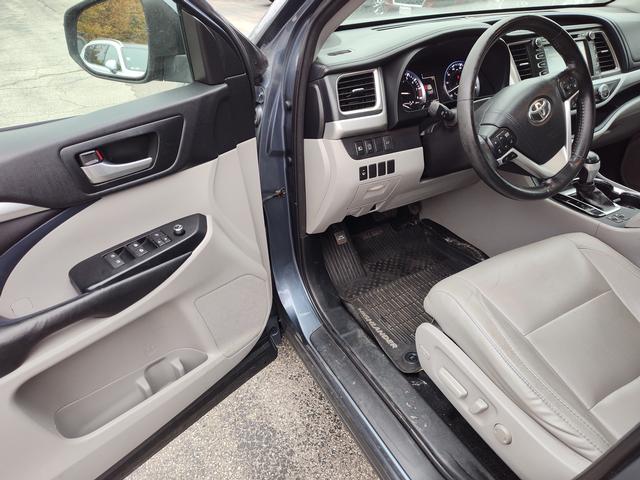 2017 Toyota Highlander photo 12 of 28