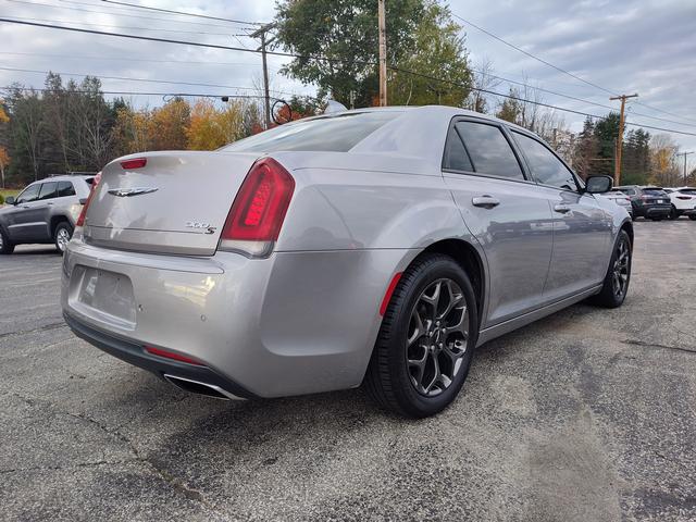 2017 Chrysler 300 photo 7 of 27
