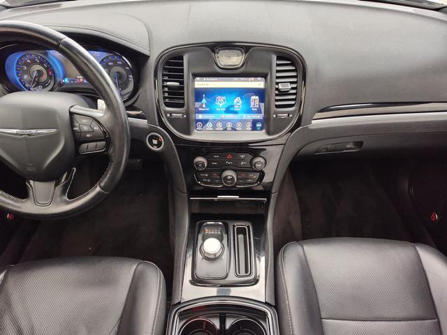 2017 Chrysler 300 photo 15 of 27