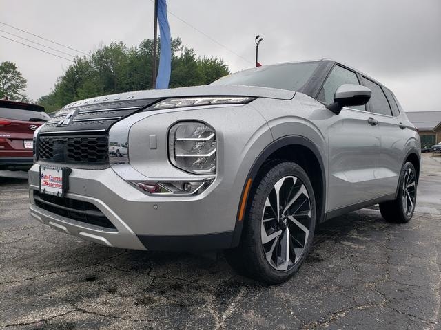 2023 Mitsubishi Outlander SE Alloy Silver at Solomon Chevrolet