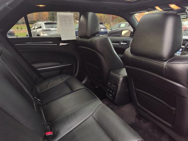 2017 Chrysler 300 photo 17 of 27