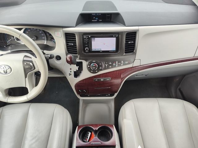2014 Toyota Sienna photo 16 of 28