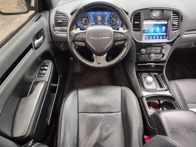 2017 Chrysler 300 photo 16 of 27