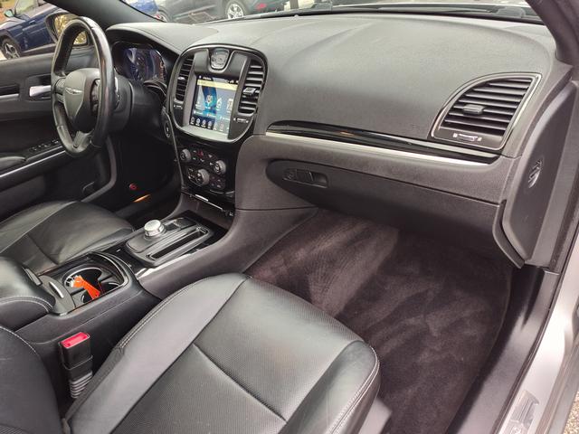 2017 Chrysler 300 photo 19 of 27