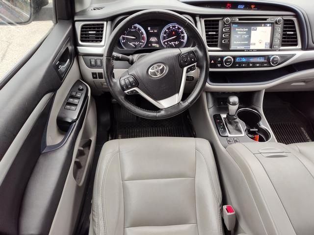 2017 Toyota Highlander photo 17 of 28