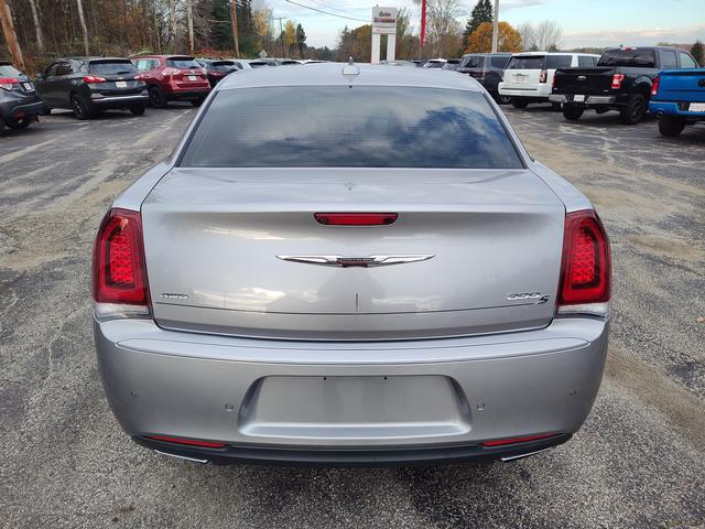 2017 Chrysler 300 photo 6 of 27