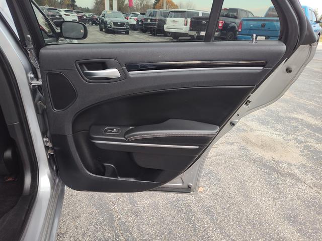 2017 Chrysler 300 photo 18 of 27