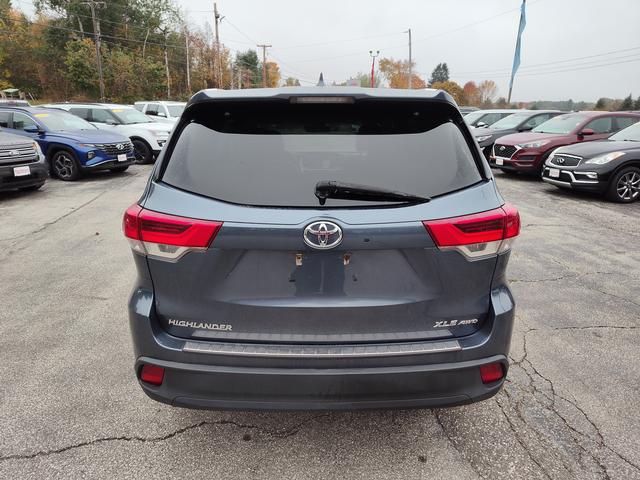 2017 Toyota Highlander photo 6 of 28